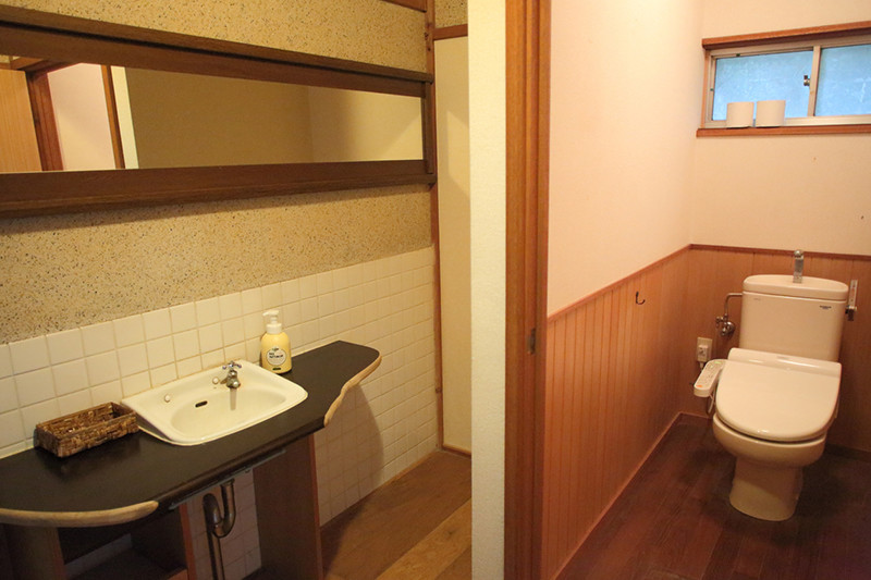 温水洗浄便座付トイレと洗面所の写真